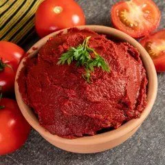 تصویر 2 از رب گوجه فرنگی یک کیلویی تهیه شده از گوجه‌ های رسیده و مرغوب با رنگ قرمز طبیعی